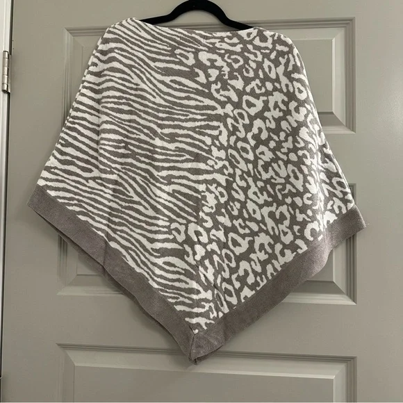 Barefoot Dreams Cozychic Ultralite Ocean Breeze Poncho - Picture 3 of 5